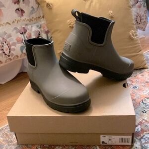 UGG Droplet rain boots